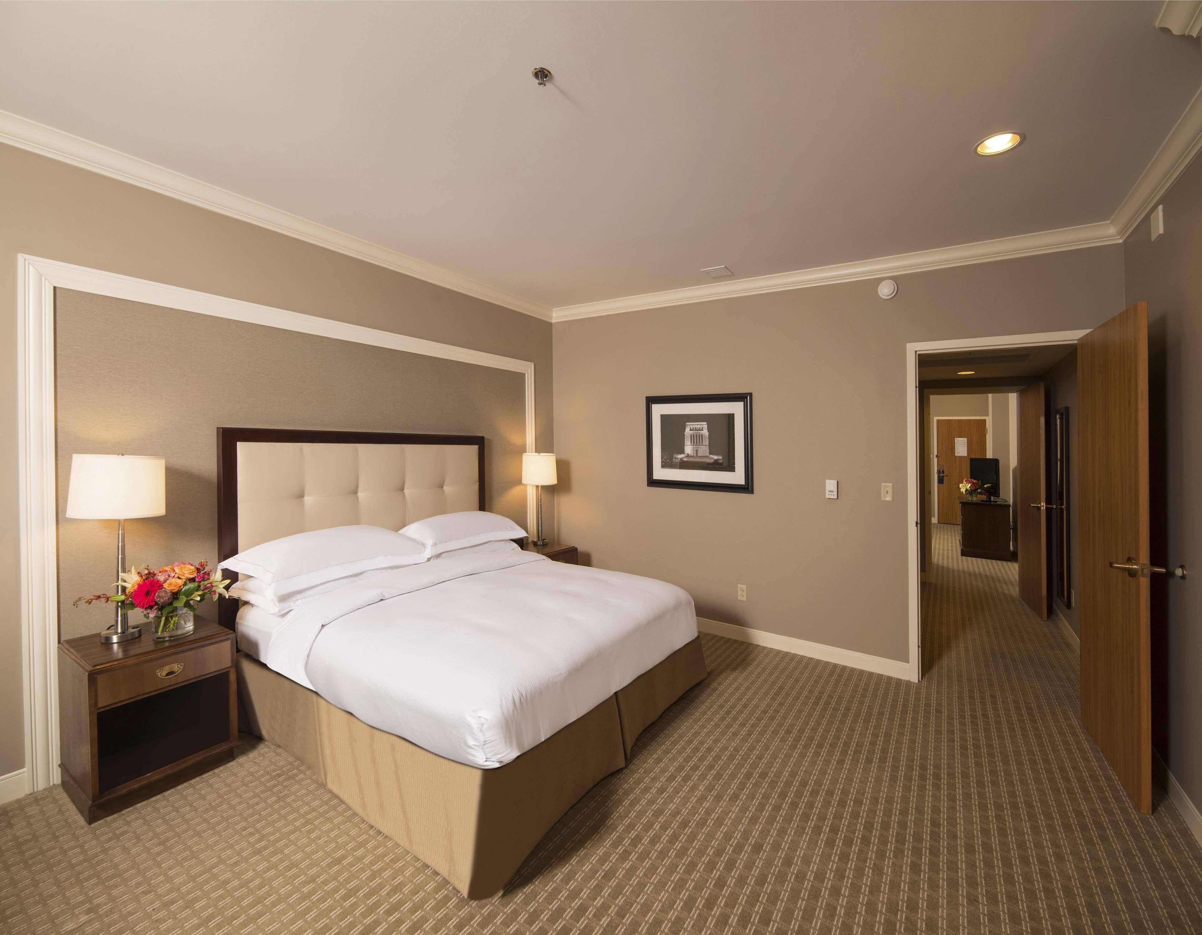 Hilton Indianapolis Hotel & Suites Exterior foto