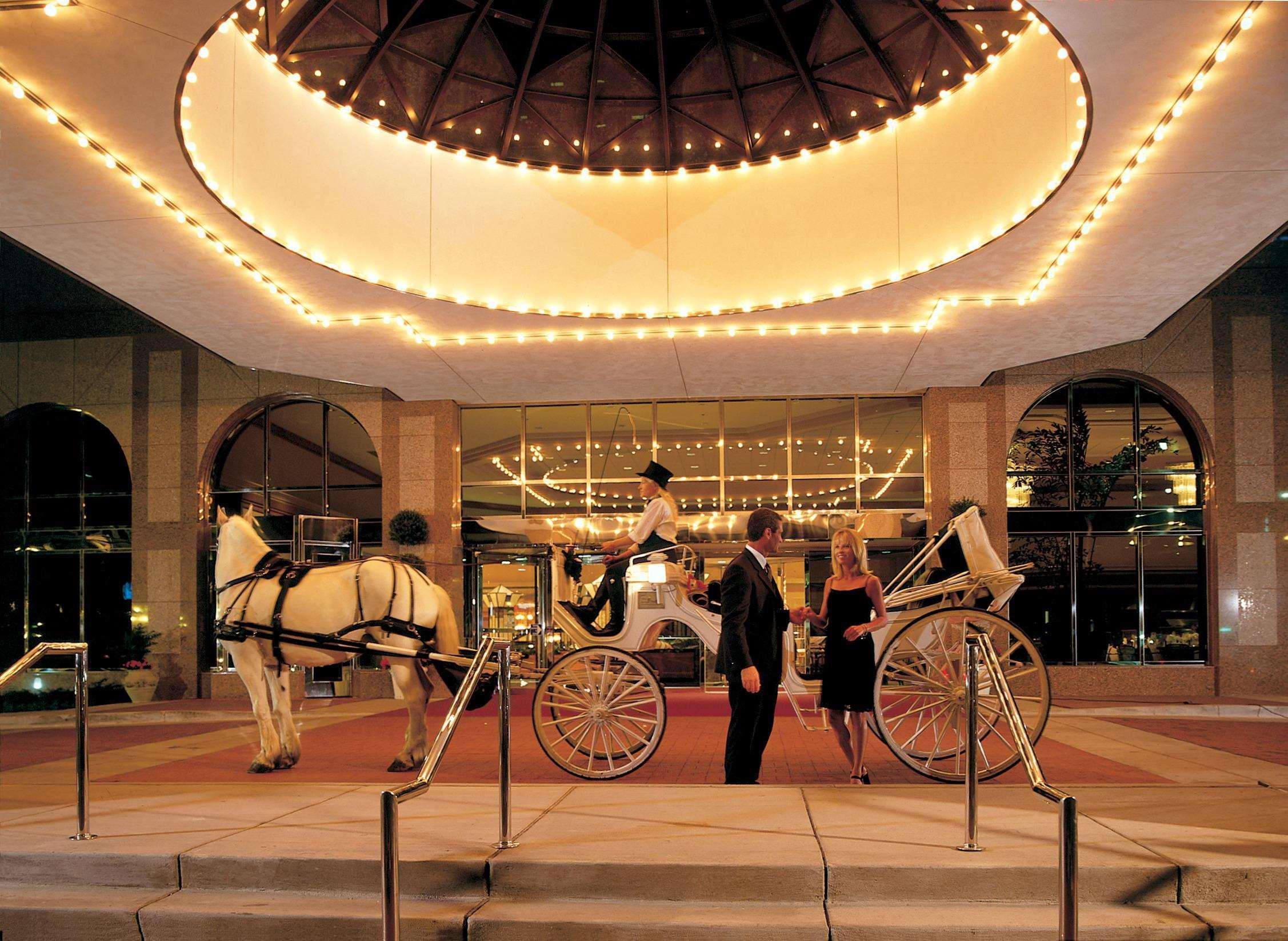 Hilton Indianapolis Hotel & Suites Exterior foto