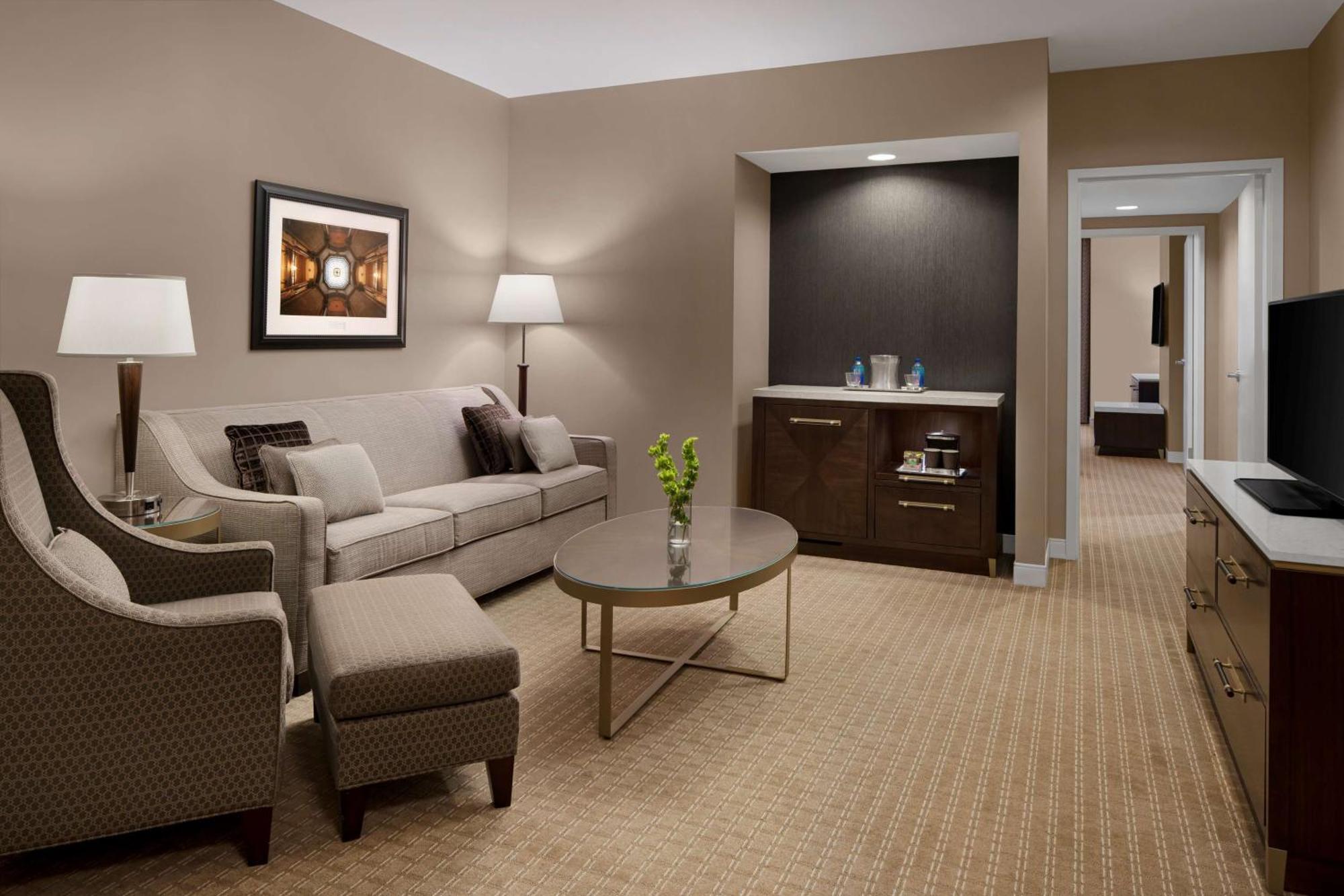 Hilton Indianapolis Hotel & Suites Exterior foto